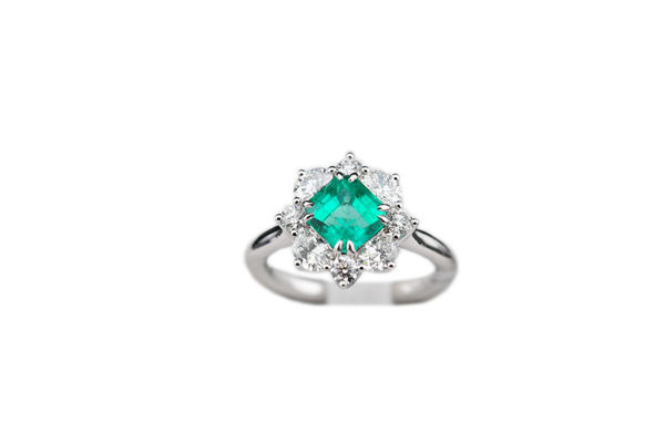 Picture of ANELLO SMERALDO 1,88 CT E DIAMANTI