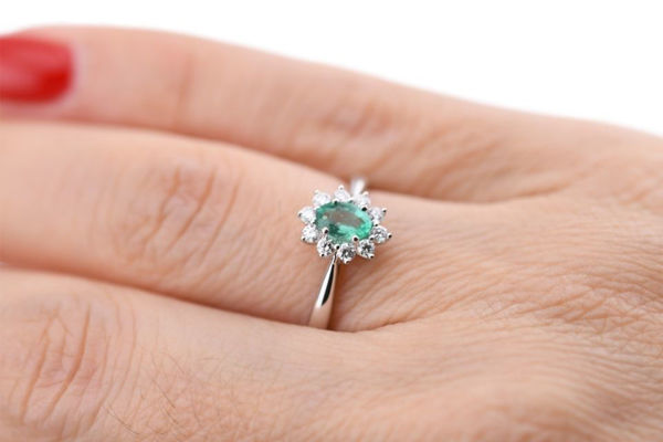 Picture of ANELLO CON SMERALDO 0.37 CT E DIAMANTI