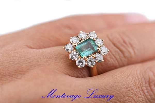 Picture of ANELLO CON SMERALDO 1.72 CT E DIAMANTI